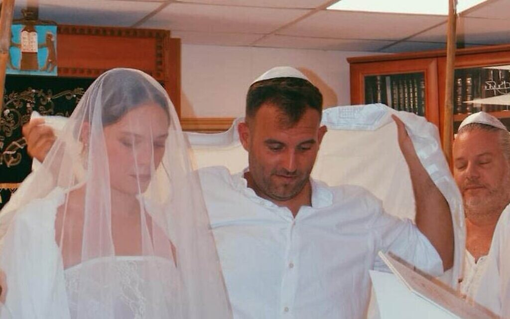 Mika Majzner et Elad Dubnov se marient pour la deuxième fois, à la synagogue du kibboutz Be'eri, dans le sud d'Israël, le 23 août 2024. (Autorisation)