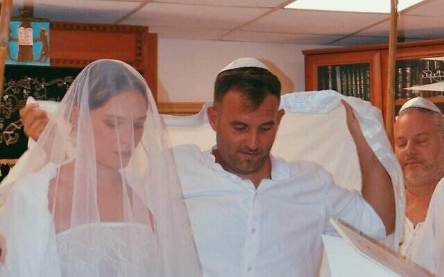 Mika Majzner et Elad Dubnov se marient pour la deuxième fois, à la synagogue du kibboutz Be'eri, dans le sud d'Israël, le 23 août 2024. (Autorisation)