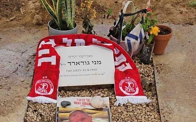 Une place réservée dans le cimetière de Beeri pour l’otage assassiné Meny Godard. (Crédit : porte-parole du kibboutz Beeri)