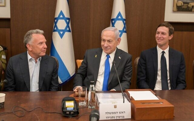 L'envoyé américain Steve Witkoff (à gauche) et le gendre du président américain Trump, Jared Kushner (à droite), avec le Premier ministre Benjamin Netanyahu lors d'une réunion du Conseil des ministres, le 9 octobre 2025. (Maayan Toaf / GPO)