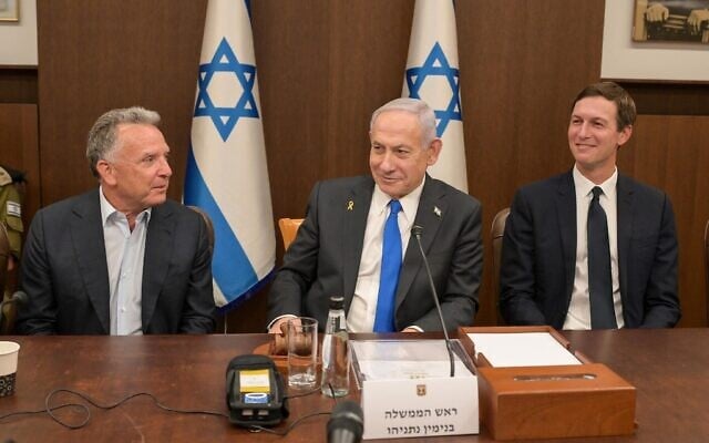 L'envoyé américain Steve Witkoff (à gauche) et le gendre du président américain Trump, Jared Kushner (à droite), entourent le Premier ministre Benjamin Netanyahu lors d'une réunion du cabinet le 9 octobre 2025. (Crédit ; Maayan Toaf / GPO)