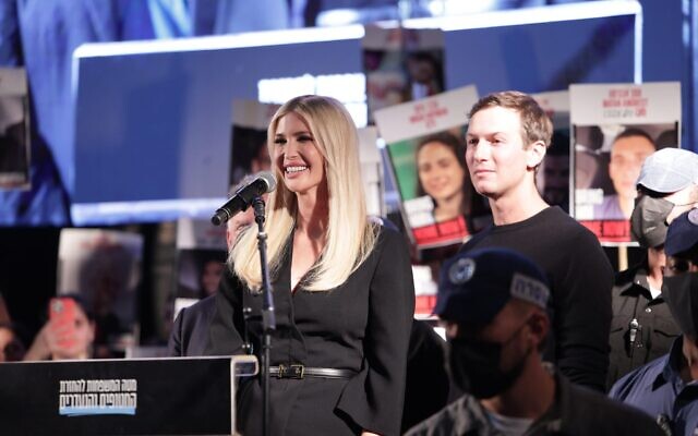 Ivanka Trump, fille du président américain Donald Trump, s'exprime à Hostages Square à Tel Aviv, le 11 octobre 2025. (Crédit : Alon Gilboa/Mouvement de protestation pro-démocratie)