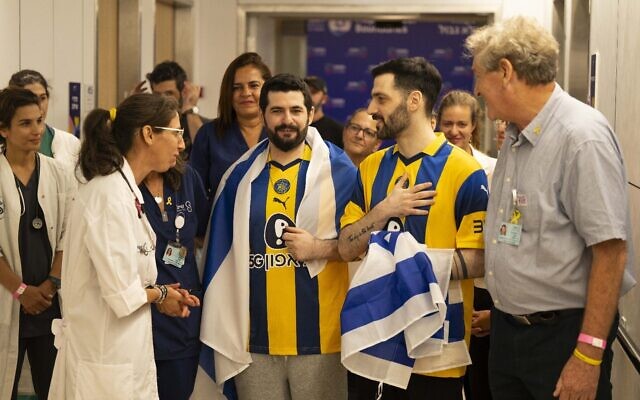 Gali et Ziv Berman retrouvent leurs familles à l'hôpital après leur libération le 13 octobre 2025. (Crédit : Armée israélienne)