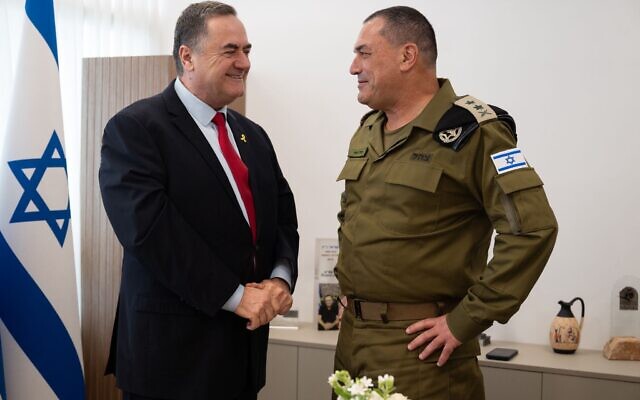 Le ministre de la Défense Israel Katz (à gauche) et le chef d’état-major de l’armée israélienne, le lieutenant-général Eyal Zamir, à la Knesset, le 13 octobre 2025. (Crédit : Armée israélienne)