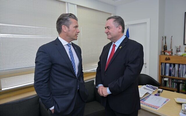 Le ministre de la Défense israélien Katz (à droite) rencontre le secrétaire américain à la Guerre Pete Hegseth à Jérusalem le 13 octobre 2025. (Crédit : Shlomi Amsalem/Ministère de la Défense) Le ministre de la Défense israélien Katz (à droite) rencontre le secrétaire américain à la Guerre Pete Hegseth à Jérusalem le 13 octobre 2025. (Crédit : Shlomi Amsalem/Ministère de la Défense)