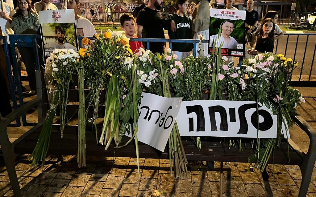 Des Israéliens se rassemblent devant le centre médico-légal Abu Kabir à Tel Aviv pour rendre hommage aux quatre otages assassinés dont les corps ont été rapatriés de Gaza et emmenés pour identification définitive, le 13 octobre 2025. (Crédit : Times of Israel).