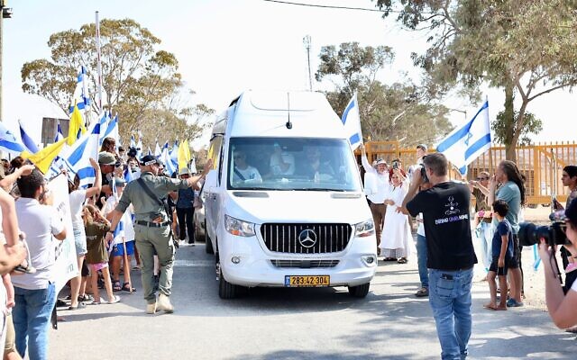 Omri Miran, otage libéré, s'adresse aux journalistes lors de son retour au kibboutz Kramim, le 17 octobre 2025. (Crédit : Alon Gilboa / Forum des familles des otages)