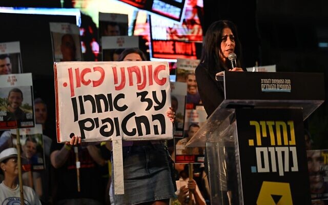 Einav Zangauker s'exprime sur la place des Otages à Tel Aviv le 18 octobre 2025, cinq jours après que son fils Matan ait été libéré de sa captivité par le Hamas. (Crédit : Paulina Patimer / Forum des familles des otages)