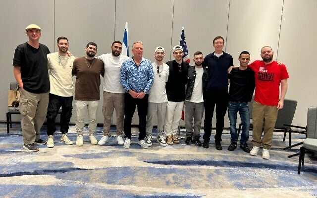 Des ex-otages rencontrent l'envoyé spécial américain Steve Witkoff et du conseiller de la Maison Blanche Jared Kushner, le 21 octobre 2025 à Tel Aviv (Crédit : Forum des familles d'otages et de personnes disparues) Des ex-otages rencontrent l'envoyé spécial américain Steve Witkoff et du conseiller de la Maison Blanche Jared Kushner, le 21 octobre 2025 à Tel Aviv (Crédit : Forum des familles d'otages et de personnes disparues)