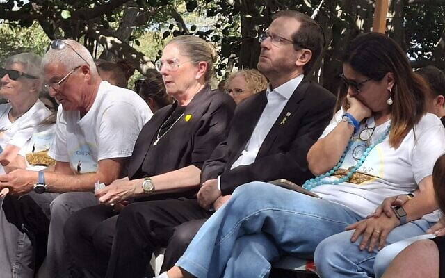 Le président Isaac Herzog et Michal Herzog (2ᵉ et 3ᵉ à partir de la droite), aux côtés de Yael Adar, mère de Tamir Adar, lors des funérailles de ce dernier au kibboutz Nir Oz, le 23 octobre 2025. (Crédit : Forum des familles des otages et disparus)