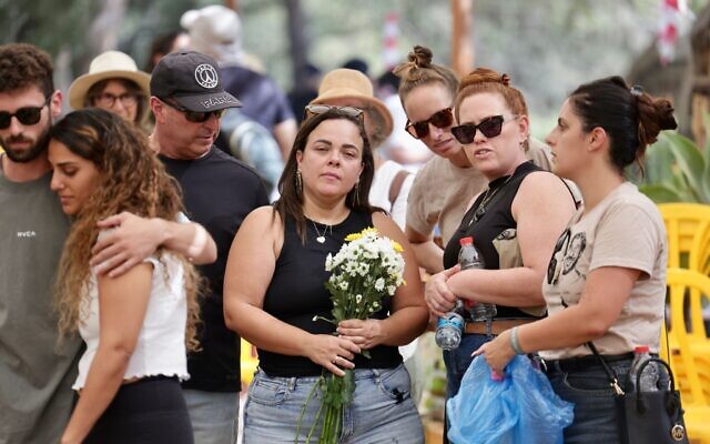 Hadas Adar, au centre, veuve de l'otage assassiné Tamir Adar, lors de son enterrement au kibboutz Nir Oz, le 23 octobre 2025 (Crédit : Alon Gilboa/Hostages Forum)