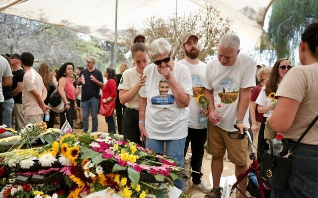 L'ex-otage Yaffa Adar devant la tombe de son petit-fils assassiné, Tamir Adar, au kibboutz Nir Oz, le 23 octobre 2025. (Crédit : Alon Gilboa/Hostages Forum)