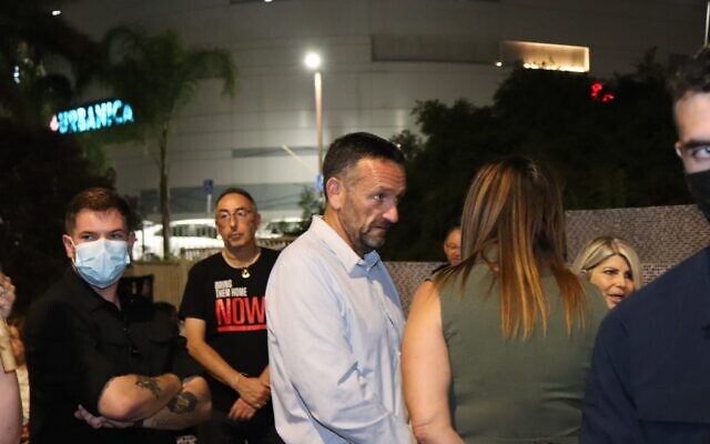 Herzi Halevi, ancien chef d'état-major de l'armée israélienne, se joint à des centaines de personnes lors d'un rassemblement à Netanya, organisé par la famille d'Itay Chen, otage assassiné et résident de Netanya, pour demander la libération des 13 otages décédés détenus par le Hamas, le 23 octobre 2025. (Crédit : Adir Stup/Mouvement israélien pour la démocratie) Herzi Halevi, ancien chef d'état-major de l'armée israélienne, se joint à des centaines de personnes lors d'un rassemblement à Netanya, organisé par la famille d'Itay Chen, otage assassiné et résident de Netanya, pour demander la libération des 13 otages décédés détenus par le Hamas, le 23 octobre 2025. (Crédit : Adir Stup/Mouvement israélien pour la démocratie)