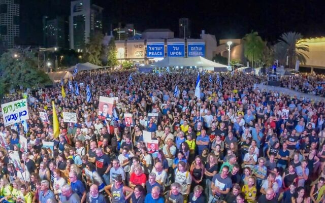 Une foule rassemblée sur la place des Otages à Tel Aviv réclame la restitution des corps sans vie des 13 derniers otages décédés détenus à Gaza, le 25 octobre 2025. (Crédit : Gilad Furst / Mouvement de protestation pro-démocratie)