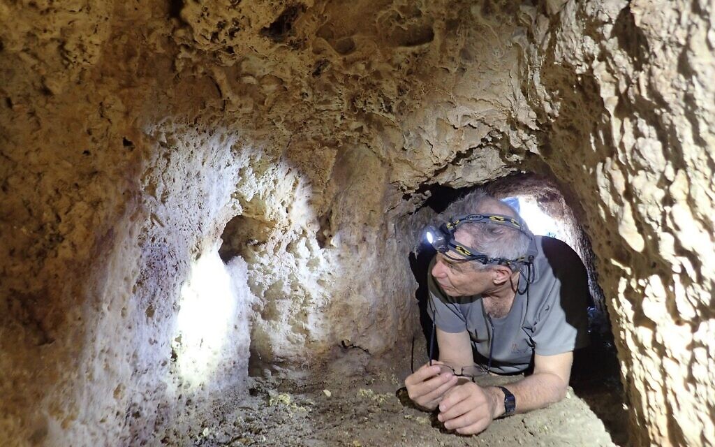 Le professeur Amos Frumkin de l'Université hébraïque de Jérusalem et une équipe de chercheurs israéliens ont documenté un système de tunnels du XVe siècle dans la vallée de Beit Shean, construit sous la domination mamelouke, soulignant l'ingéniosité technologique qui le sous-tend, dans une étude publiée au mois d'octobre 2025. (Crédit : Azriel Yechezkel/Université hébraïque de Jérusalem)