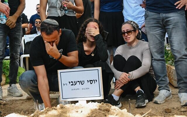 Les membres de sa famille pleurent l'otage assassiné Yossi Sharabi lors de ses funérailles au kibboutz Beeri, le 27 octobre 2025. (Crédit : Paulina Patimer) Les membres de sa famille pleurent l'otage assassiné Yossi Sharabi lors de ses funérailles au kibboutz Beeri, le 27 octobre 2025. (Crédit : Paulina Patimer)