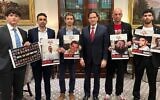 Tzur Goldin (3ᵉ à partir de la gauche), frère jumeau de Hadar Goldin dont le corps est retenu à Gaza depuis 2014, avec le secrétaire d'État américain Marco Rubio, à Washington, en juillet 2025. (Crédit : Autorisation)