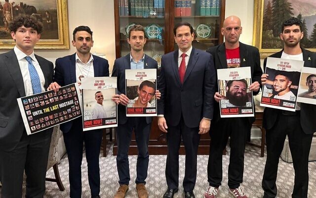 Tzur Goldin (3ᵉ à partir de la gauche), frère jumeau de Hadar Goldin dont le corps est retenu à Gaza depuis 2014, avec le secrétaire d'État américain Marco Rubio, à Washington, en juillet 2025. (Crédit : Autorisation) Tzur Goldin (3ᵉ à partir de la gauche), frère jumeau de Hadar Goldin dont le corps est retenu à Gaza depuis 2014, avec le secrétaire d'État américain Marco Rubio, à Washington, en juillet 2025. (Crédit : Autorisation)