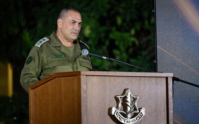 Le chef d'état-major de l'armée israélienne, le lieutenant-général Eyal Zamir, s'exprimant lors d'une cérémonie en l'honneur des employés civils exceptionnels de Tsahal, le 28 octobre 2025. (Crédit : Armée israélienne)