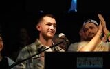 L'ex-otage Bar Kupershtein prenant la parole depuis la Place des Otages, à Tel Aviv, le 28 octobre 2025. (Crédit : Dana Reany/Forum des familles des otages et disparus)