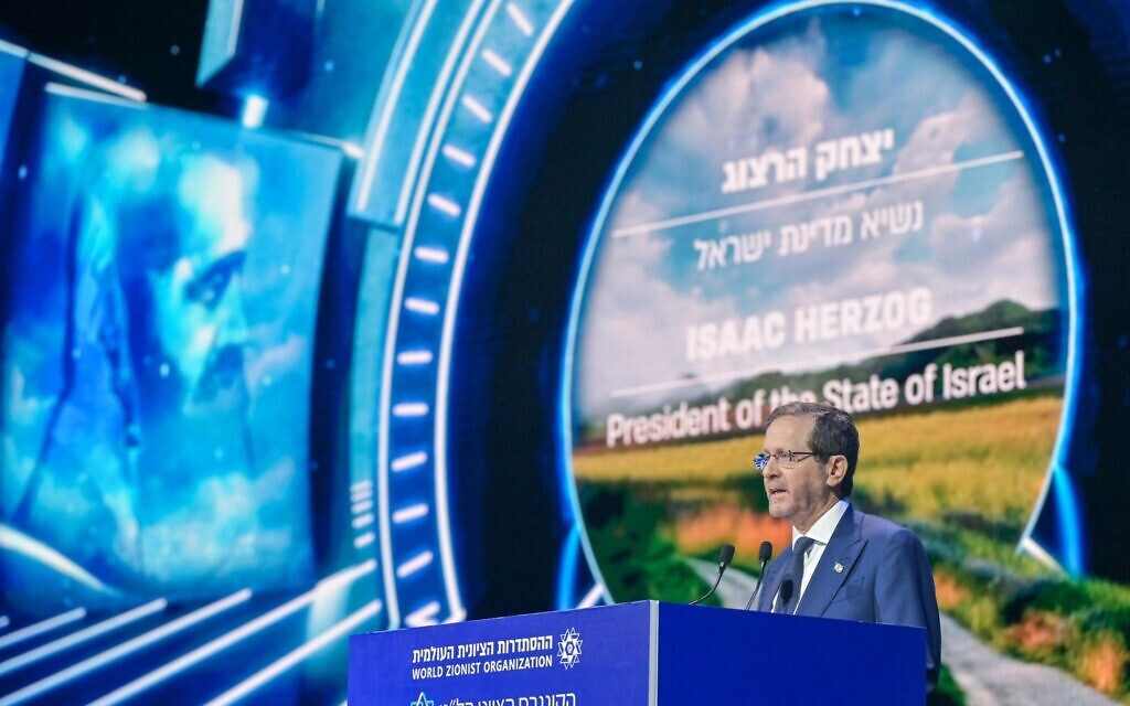 Le président Isaac Herzog s’exprime lors de la cérémonie d’ouverture du 39ᵉ Congrès sioniste à Jérusalem, le 28 octobre 2025. (Crédit : Autorisation)