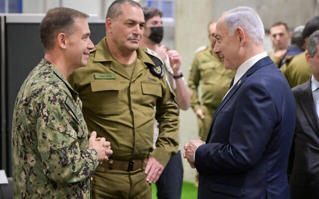 Le Premier ministre Benjamin Netanyahu visite le Centre de coordination civilo-militaire à Kiryat Gat le 29 octobre 2025, où il rencontre le chef de l'armée israélienne, le lieutenant-général Eyal Zamir (au centre), et le chef du CENTCOM, l'amiral Brad Cooper (à gauche). (Crédit : Maayan Toaf/GPO) Le Premier ministre Benjamin Netanyahu visite le Centre de coordination civilo-militaire à Kiryat Gat le 29 octobre 2025, où il rencontre le chef de l'armée israélienne, le lieutenant-général Eyal Zamir (au centre), et le chef du CENTCOM, l'amiral Brad Cooper (à gauche). (Crédit : Maayan Toaf/GPO)