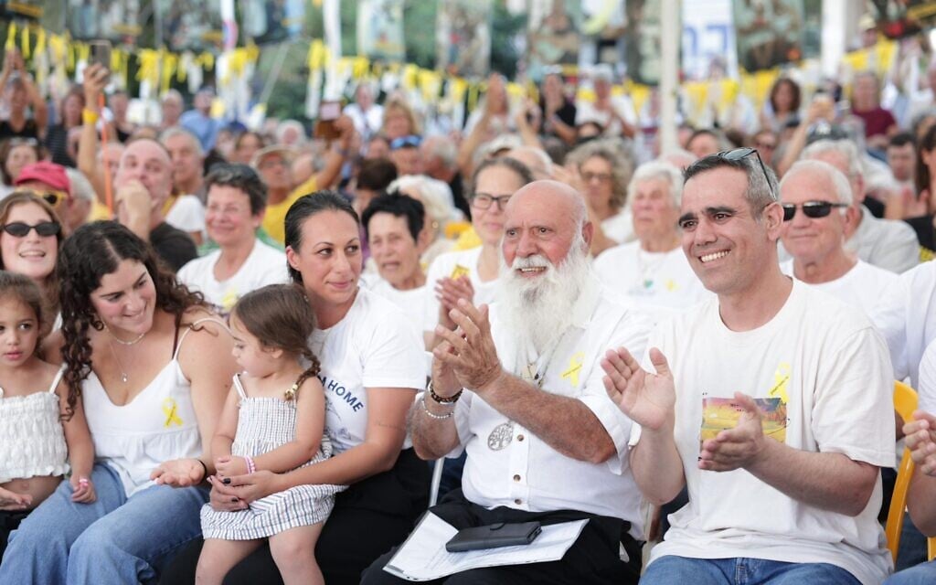 Omri Miran, otage libéré, à l'extrême droite, son père Dani Miran, au centre, et Lishay Miran-Lavi, à la place des Otages de Tel Aviv, le 31 octobre 2025. (Crédit : Alon Gilboa/Forum des Otages)