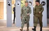 Le commandant du CENTCOM, l’amiral Brad Cooper (à gauche), aux côtés du chef d’état-major de Tsahal, le lieutenant-général Eyal Zamir, au quartier général de Tsahal, à Tel Aviv, le 6 septembre 2025. (Crédit : Armée israélienne)