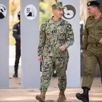 Le commandant du CENTCOM, l’amiral Brad Cooper (à gauche), aux côtés du chef d’état-major de Tsahal, le lieutenant-général Eyal Zamir, au quartier général de Tsahal, à Tel Aviv, le 6 septembre 2025. (Crédit : Armée israélienne)