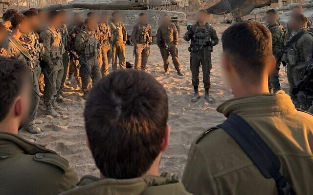 Le commandant de la 7ᵉ Brigade du Corps Blindé Mécanisé de l’armée israélienne s'adressant à ses troupes alors qu'un de ses soldats est libéré de captivité par le Hamas, le 13 octobre 2025. (Crédit : Armée israélienne)