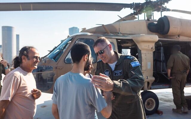Le chef de l'armée de l'air israélienne, le général Tomer Bar, à droite, accueille le soldat Nimrod Cohen, libéré après avoir été pris en otage, et sa famille à la base de Re'im avant de le transporter en hélicoptère vers un hôpital du centre d'Israël, le 13 octobre 2025. (Crédit : Armée israélienne) Le chef de l'armée de l'air israélienne, le général Tomer Bar, à droite, accueille le soldat Nimrod Cohen, libéré après avoir été pris en otage, et sa famille à la base de Re'im avant de le transporter en hélicoptère vers un hôpital du centre d'Israël, le 13 octobre 2025. (Crédit : Armée israélienne)