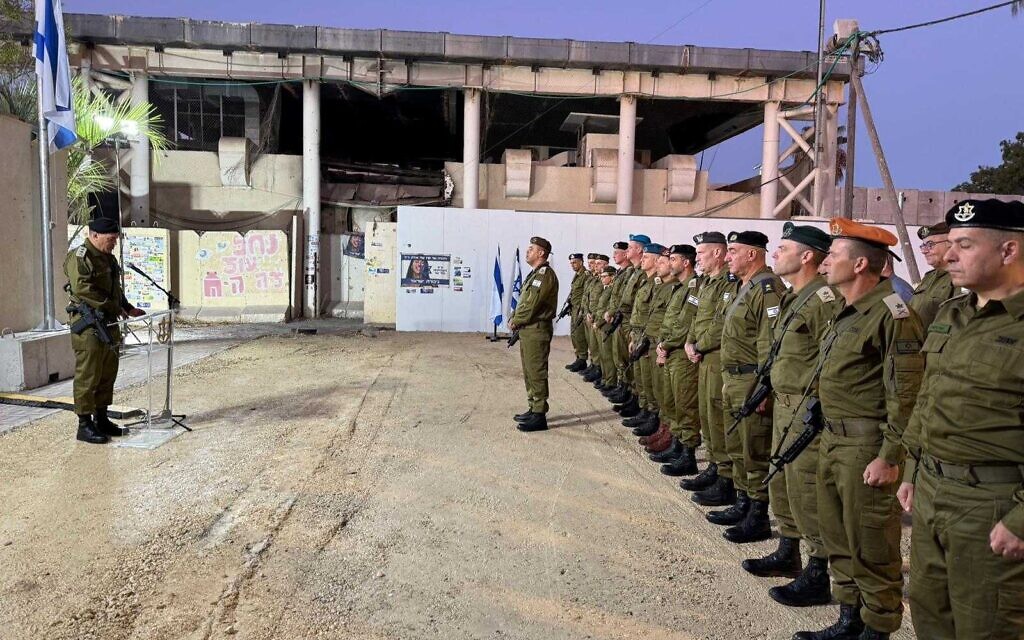 Le Forum de l'état-major général de l'armée israélienne observant une minute de silence à la base de Nahal Oz, marquant la date anniversaire selon le calendrier hébraïque du pogrom du 7 octobre, le 16 octobre 2025. (Crédit : Armée israélienne)