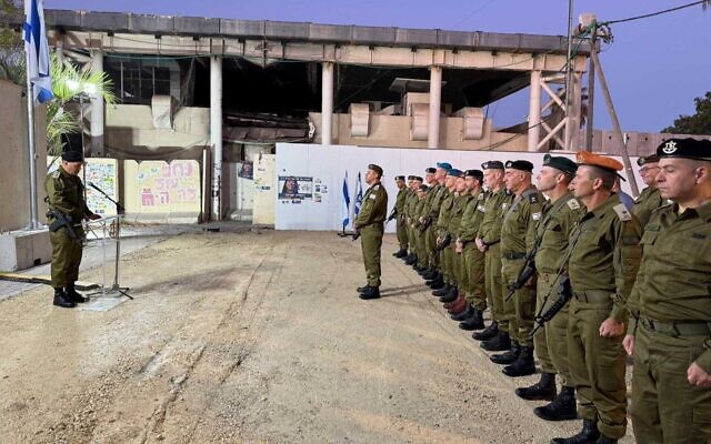 Le Forum de l'état-major général de l'armée israélienne observant une minute de silence à la base de Nahal Oz, marquant la date anniversaire selon le calendrier hébraïque du pogrom du 7 octobre, le 16 octobre 2025. (Crédit : Armée israélienne)