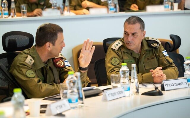 Le chef d'état-major de l'armée israélienne, le lieutenant-général Eyal Zamir (à droite), et le chef du commandement central, le major-général Avi Bluth, lors d'une évaluation au commandement central à Jérusalem, le 21 octobre 2025. (Crédit : Tsahal) Le chef d'état-major de l'armée israélienne, le lieutenant-général Eyal Zamir (à droite), et le chef du commandement central, le major-général Avi Bluth, lors d'une évaluation au commandement central à Jérusalem, le 21 octobre 2025. (Crédit : Tsahal)