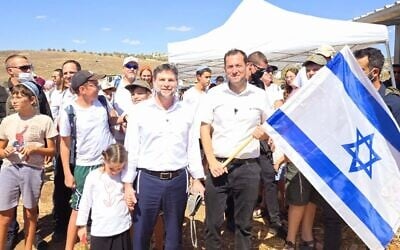 Le ministre des Finances Bezalel Smotrich, au centre, participe à une célébration dans la région de Samarie, au nord de la Cisjordanie, marquant les 50 ans de la fondation de l'implantation de Kedumim, le 8 octobre 2025. (Crédit : Roei Hadi)