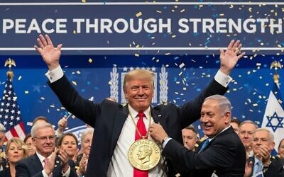 Une image générée par IA montre le président américain Donald Trump (au centre) portant une médaille du prix Nobel de la paix surdimensionnée, tandis que le Premier ministre Benjamin Netanyahu se tient à ses côtés, le 9 octobre 2025. (Crédit : Premier ministre d'Israël/X)