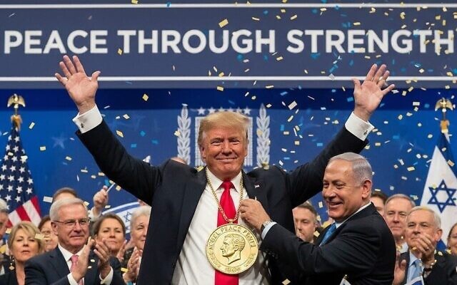 Une image générée par IA montre le président américain Donald Trump (au centre) portant une médaille du prix Nobel de la paix surdimensionnée, tandis que le Premier ministre Benjamin Netanyahu se tient à ses côtés, le 9 octobre 2025. (Crédit : Premier ministre d'Israël/X) Une image générée par IA montre le président américain Donald Trump (au centre) portant une médaille du prix Nobel de la paix surdimensionnée, tandis que le Premier ministre Benjamin Netanyahu se tient à ses côtés, le 9 octobre 2025. (Crédit : Premier ministre d'Israël/X)