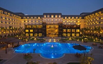 L'extérieur du Renaissance Cairo Mirage Hotel, au Caire, en Égypte. (Crédit : Autorisation)