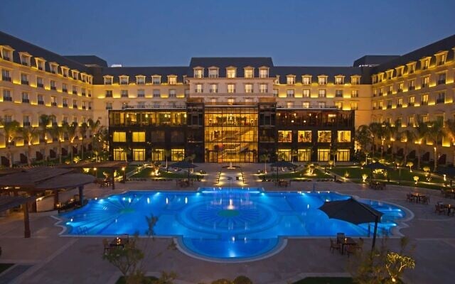 L'extérieur du Renaissance Cairo Mirage Hotel, au Caire, en Égypte. (Crédit : Autorisation)