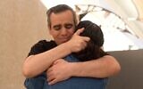 L’ex-otage Omri Miran retrouvant sa femme Lishay Miran-Lavi après plus de deux ans en captivité aux mains du Hamas, à la base de Reim, le 13 octobre 2025. (Crédit : Armée israélienne)