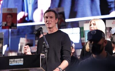 Jared Kushner, gendre du président américain Donald Trump, s'exprime à Hostages Square à Tel Aviv, le 11 octobre 2025. (Crédit : Alon Gilboa/Hostages and Missing Families Forum) Jared Kushner, gendre du président américain Donald Trump, s'exprime à Hostages Square à Tel Aviv, le 11 octobre 2025. (Crédit : Alon Gilboa/Hostages and Missing Families Forum)