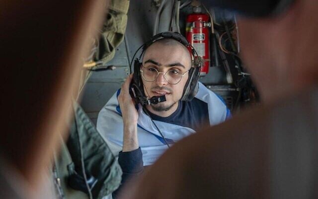 Rom Braslavski sur le chemin du retour vers Israël après deux ans de captivité à Gaza, le 13 octobre 2025. (Crédit : Bureau de presse du gouvernement)