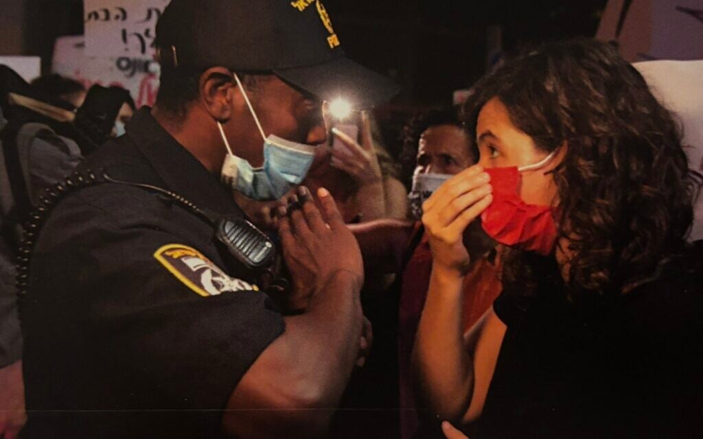 Photographie prise par le sergent-chef Lavi Lipshitz, tué au combat, présentée dans une exposition consacrée à ses œuvres. (Crédit : Autorisation)