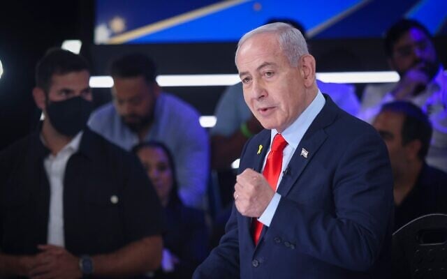 Le Premier ministre Benjamin Netanyahu dans l'émission « Les Patriotes », sur la Quatorzième chaîne, à Modiin, le 18 octobre 2025. (Crédit : Aloni Mor/Flash90) Le Premier ministre Benjamin Netanyahu dans l'émission « Les Patriotes », sur la Quatorzième chaîne, à Modiin, le 18 octobre 2025. (Crédit : Aloni Mor/Flash90)