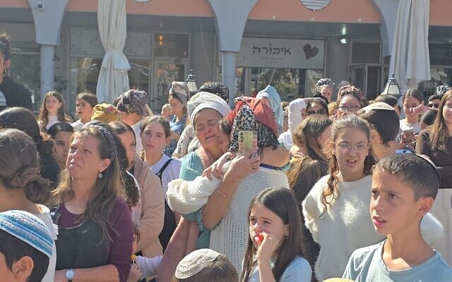 Les habitants de Kiryat Arba, en Cisjordanie, célèbrent la libération de l'otage Eitan Mor, originaire de l'implantation. (Autorisation)