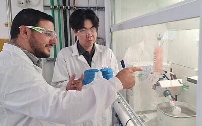 Shady Farah, à gauche, chef du laboratoire Farah pour les polymères fonctionnels/médicinaux avancés et les technologies intelligentes d'administration de médicaments à la faculté de génie chimique Wolfson de l'Institut de technologie Technion-Israël et le doctorant Qi Wu avec leur hydrogel inspiré des mollusques. (Autorisation)
