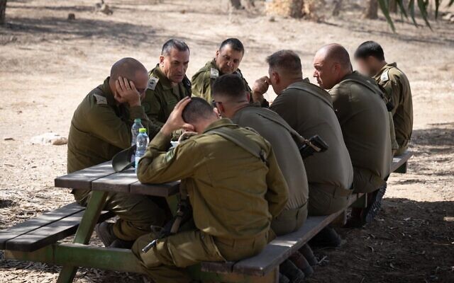 Le chef d'état-major de l'armée israélienne, le lieutenant-général Eyal Zamir (au centre) en compagnie du chef du Commandement du Sud, le major-général Yaniv Asor, et de commandants de division, près de la frontière avec Gaza, le 30 septembre 2025. (Crédit : Armée israélienne) Le chef d'état-major de l'armée israélienne, le lieutenant-général Eyal Zamir (au centre) en compagnie du chef du Commandement du Sud, le major-général Yaniv Asor, et de commandants de division, près de la frontière avec Gaza, le 30 septembre 2025. (Crédit : Armée israélienne)