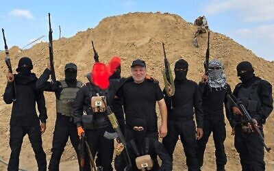 Hossam al-Astal (au centre) est photographié entouré de membres armés de son groupe, « Strike Force Against Terror », sur une photo non datée prise dans la bande de Gaza. (Crédit : Hossam al-Astal via Facebook)