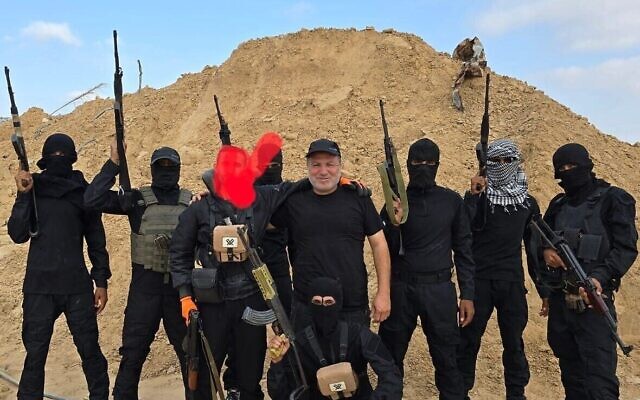 Hossam al-Astal (au centre) est photographié entouré de membres armés de son groupe, « Strike Force Against Terror », sur une photo non datée prise dans la bande de Gaza et publiée sur Facebook. (Crédit : Autorisation de Hossam al-Astal via Facebook) Hossam al-Astal (au centre) est photographié entouré de membres armés de son groupe, « Strike Force Against Terror », sur une photo non datée prise dans la bande de Gaza et publiée sur Facebook. (Crédit : Autorisation de Hossam al-Astal via Facebook)