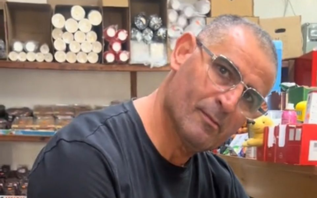 Rasem Naamneh, un commerçant de 54 ans qui a été abattu à Kaukab Abu al-Hija le 30 octobre 2025. (Crédit : Facebook) Rasem Naamneh, un commerçant de 54 ans qui a été abattu à Kaukab Abu al-Hija le 30 octobre 2025. (Crédit : Facebook)